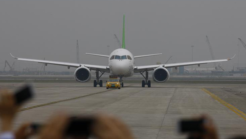 中國(guó)首款國(guó)際主流水準(zhǔn)的干線客機(jī)C919首飛成功