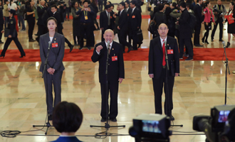 魏秋月、孟廣祿、薛晨陽代表接受采訪