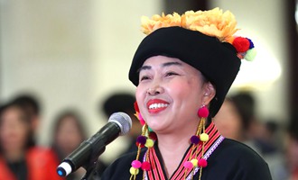 全國(guó)政協(xié)委員張敏在“委員通道”接受采訪