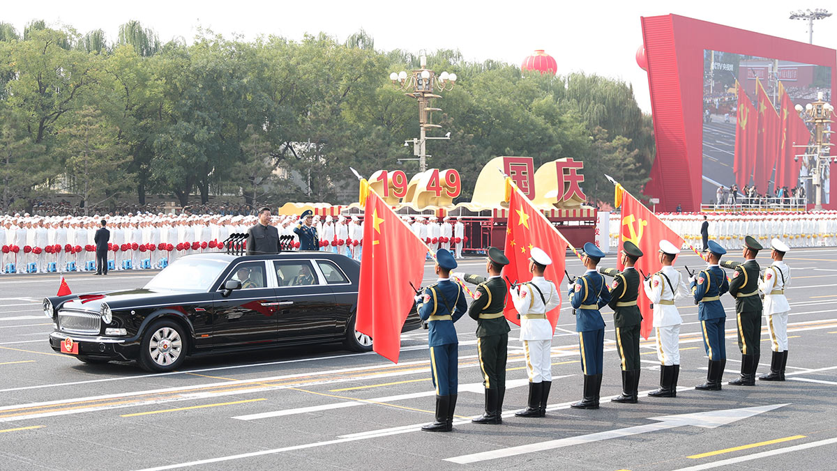 習(xí)近平驅(qū)車行進(jìn)至黨旗、國(guó)旗、軍旗前，向旗幟行注目禮