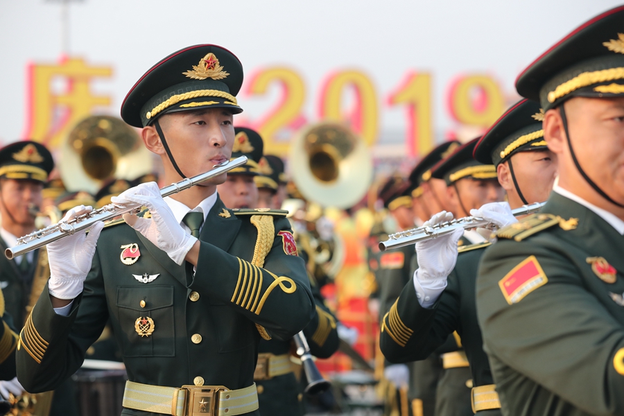 解放軍聯(lián)合軍樂團(tuán)在廣場就位后進(jìn)行準(zhǔn)備工作和試奏。據(jù)了解，解放軍聯(lián)合軍樂團(tuán)此次演奏是從開國大典至今歷次閱兵以來演奏曲目最多的一次，不少曲目是為此次閱兵量身打造的全新作品，此次也是歷次女演奏員最多的一次。