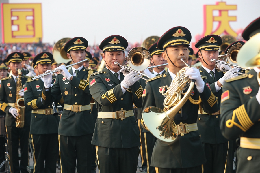 解放軍聯(lián)合軍樂團(tuán)在廣場就位后進(jìn)行準(zhǔn)備工作和試奏。據(jù)了解，解放軍聯(lián)合軍樂團(tuán)此次演奏是從開國大典至今歷次閱兵以來演奏曲目最多的一次，不少曲目是為此次閱兵量身打造的全新作品，此次也是歷次女演奏員最多的一次。