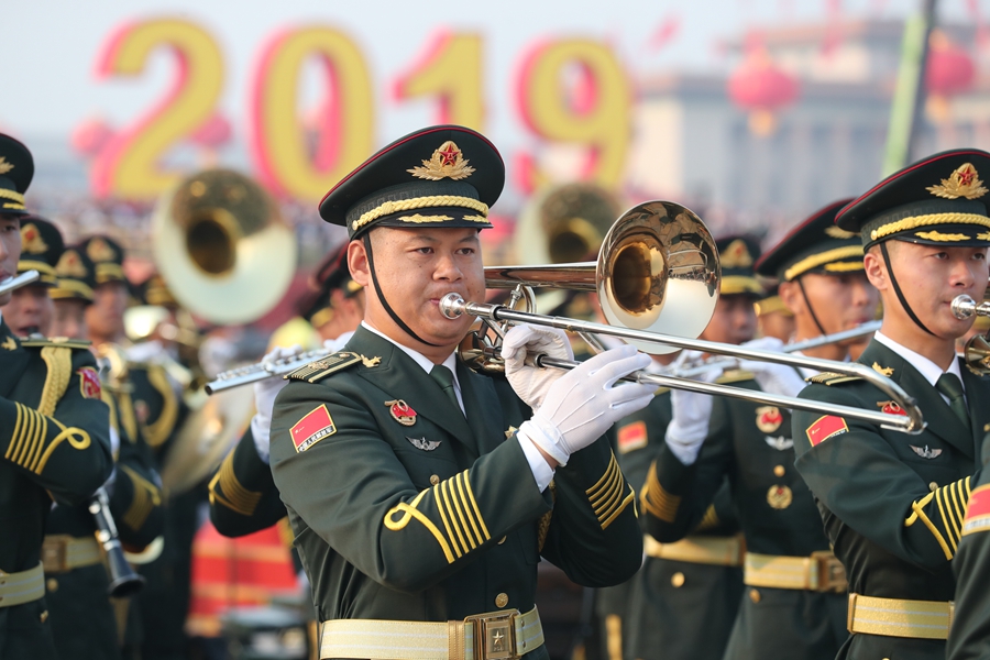 解放軍聯(lián)合軍樂團(tuán)在廣場就位后進(jìn)行準(zhǔn)備工作和試奏。據(jù)了解，解放軍聯(lián)合軍樂團(tuán)此次演奏是從開國大典至今歷次閱兵以來演奏曲目最多的一次，不少曲目是為此次閱兵量身打造的全新作品，此次也是歷次女演奏員最多的一次。