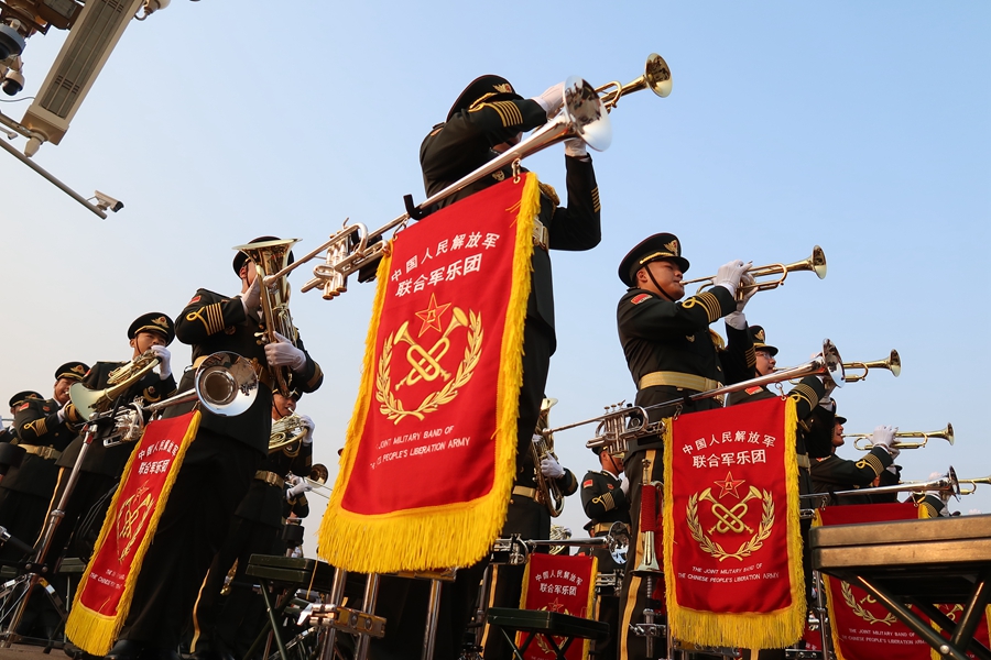 解放軍聯(lián)合軍樂團(tuán)在廣場就位后進(jìn)行準(zhǔn)備工作和試奏。據(jù)了解，解放軍聯(lián)合軍樂團(tuán)此次演奏是從開國大典至今歷次閱兵以來演奏曲目最多的一次，不少曲目是為此次閱兵量身打造的全新作品，此次也是歷次女演奏員最多的一次。