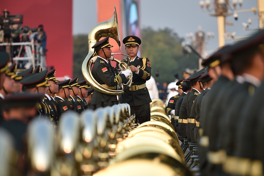 解放軍聯(lián)合軍樂團(tuán)在廣場就位后進(jìn)行準(zhǔn)備工作和試奏。據(jù)了解，解放軍聯(lián)合軍樂團(tuán)此次演奏是從開國大典至今歷次閱兵以來演奏曲目最多的一次，不少曲目是為此次閱兵量身打造的全新作品，此次也是歷次女演奏員最多的一次。