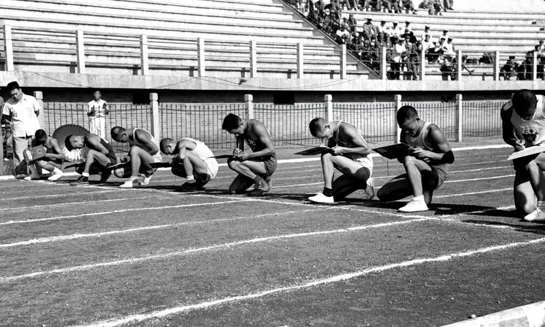 1952年8月2日，慶祝中國人民解放軍建軍25周年全軍運動會在北京舉行，運動員在進行識字賽跑比賽。新華社記者岳國芳攝