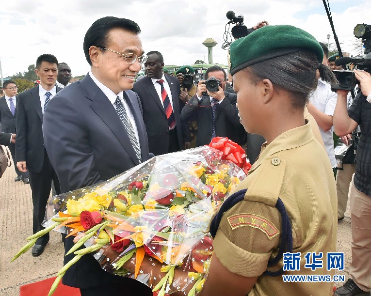 5月11日，中國國務(wù)院總理李克強參觀肯尼亞國家青年服務(wù)隊。這是服務(wù)隊隊員向李克強敬獻鮮花。 新華社記者 李濤 攝