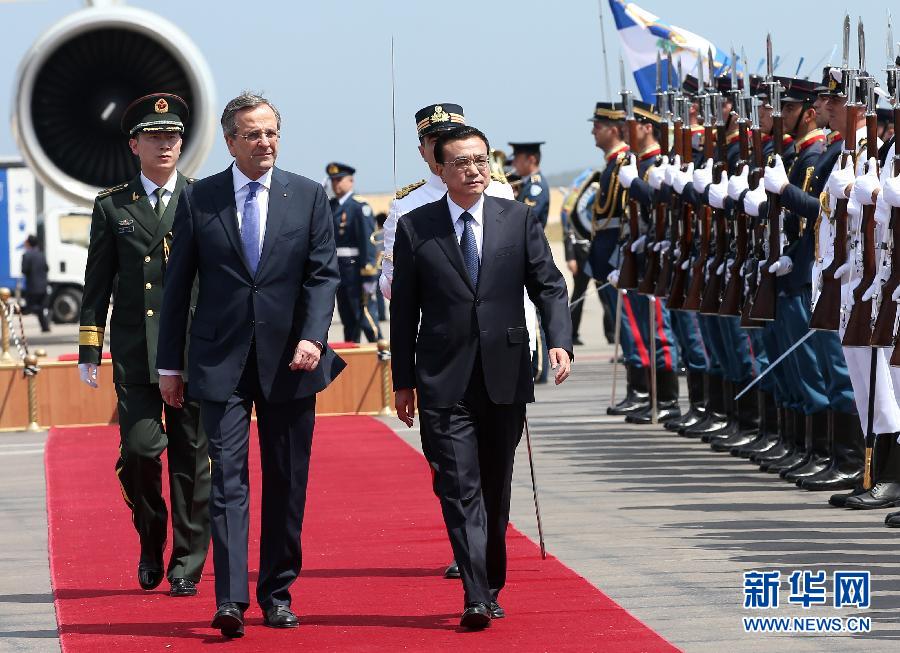 6月19日，國務(wù)院總理李克強(qiáng)乘專機(jī)抵達(dá)雅典國際機(jī)場，開始對希臘進(jìn)行正式訪問。希臘總理薩馬拉斯在機(jī)場為李克強(qiáng)舉行隆重的歡迎儀式。這是李克強(qiáng)在薩馬拉斯的陪同下檢閱儀仗隊(duì)。新華社記者 龐興雷 攝