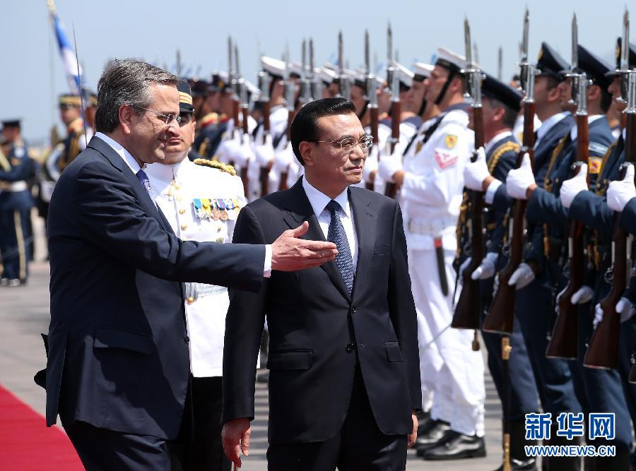 6月19日，國務(wù)院總理李克強(qiáng)乘專機(jī)抵達(dá)雅典國際機(jī)場，開始對希臘進(jìn)行正式訪問。希臘總理薩馬拉斯在機(jī)場為李克強(qiáng)舉行隆重的歡迎儀式。這是李克強(qiáng)在薩馬拉斯的陪同下檢閱儀仗隊(duì)。新華社記者 龐興雷 攝  