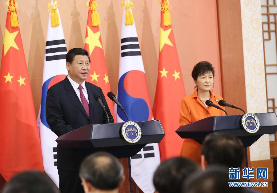 7月3日，國(guó)家主席習(xí)近平在首爾同韓國(guó)總統(tǒng)樸槿惠舉行會(huì)談。會(huì)談后，兩國(guó)元首共同會(huì)見(jiàn)記者。 新華社記者姚大偉攝