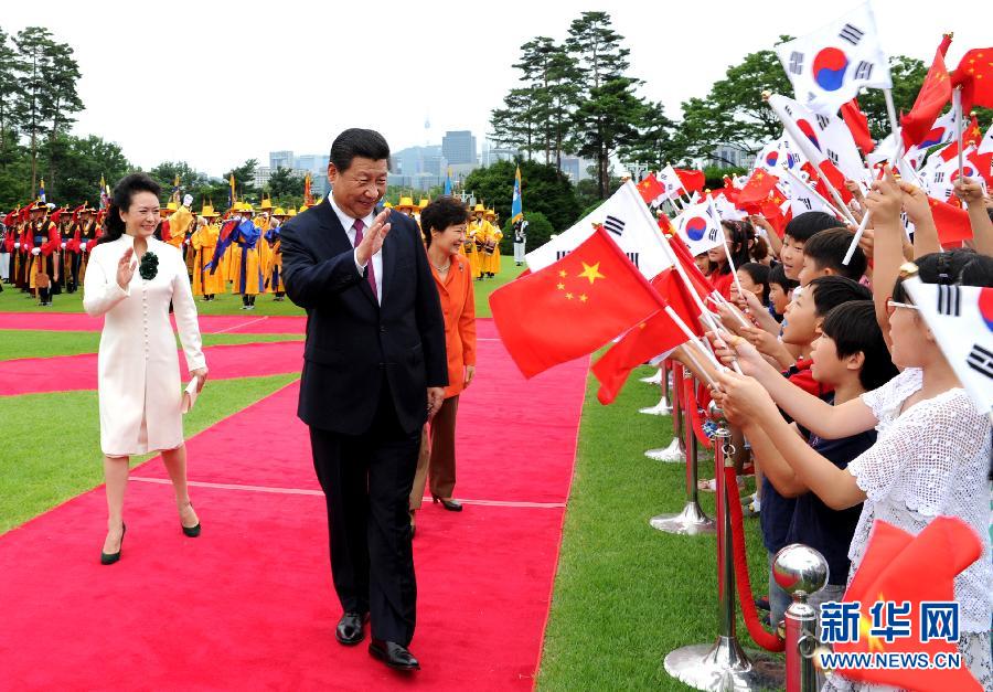 7月3日，國(guó)家主席習(xí)近平在首爾同韓國(guó)總統(tǒng)樸槿惠舉行會(huì)談。會(huì)談前，樸槿惠在青瓦臺(tái)總統(tǒng)府為習(xí)近平舉行隆重歡迎儀式。 新華社記者饒愛(ài)民攝 