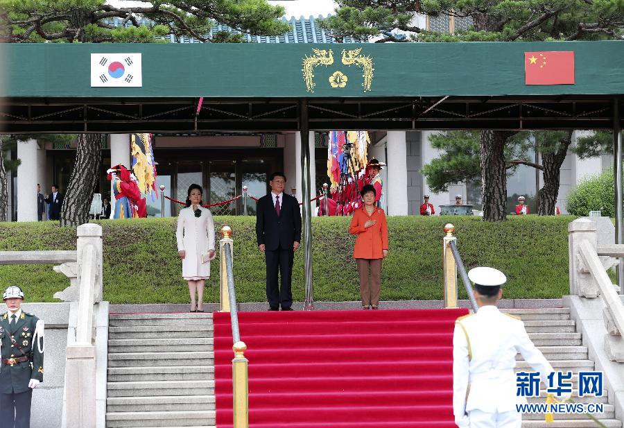 7月3日，國(guó)家主席習(xí)近平在首爾同韓國(guó)總統(tǒng)樸槿惠舉行會(huì)談。會(huì)談前，樸槿惠在青瓦臺(tái)總統(tǒng)府為習(xí)近平舉行隆重歡迎儀式。 新華社記者丁林?jǐn)z 