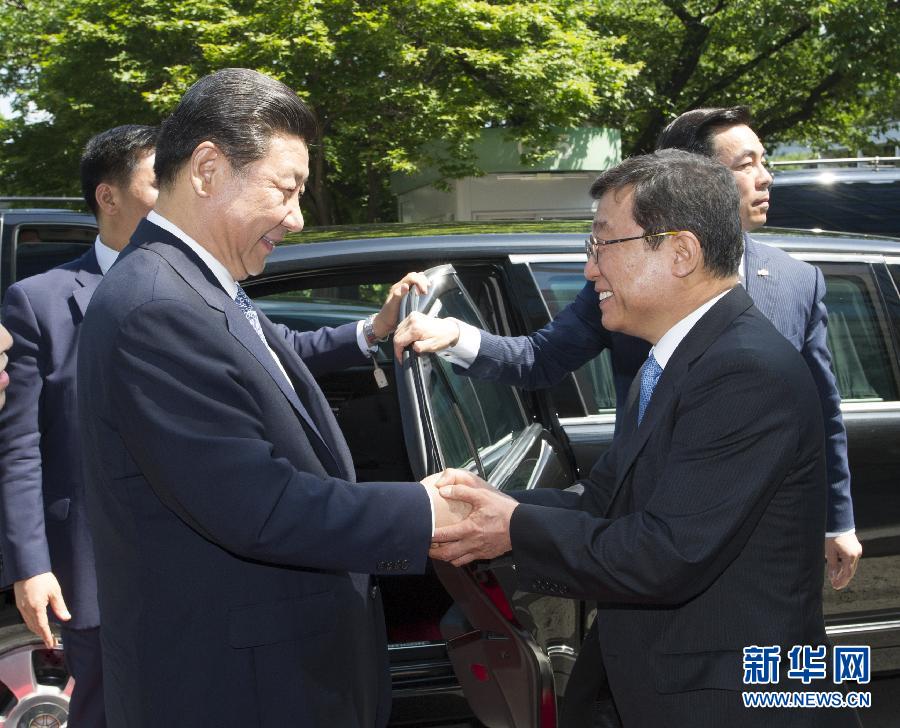 7月4日，國家主席習(xí)近平在韓國國立首爾大學(xué)發(fā)表題為《共創(chuàng)中韓合作未來　同襄亞洲振興繁榮》的重要演講。這是首爾大學(xué)校長吳然天迎接習(xí)近平主席。新華社記者 謝環(huán)馳 攝 