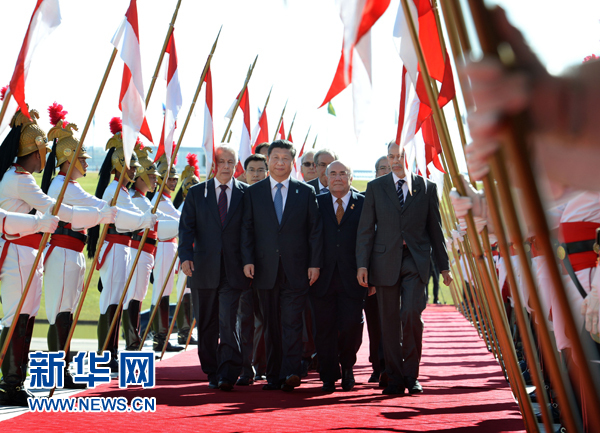 7月16日，國家主席習(xí)近平在巴西利亞會見巴西參議長卡列羅斯和眾議長阿爾維斯。這是習(xí)近平步入國會大廈。 新華社記者 劉建生 攝 