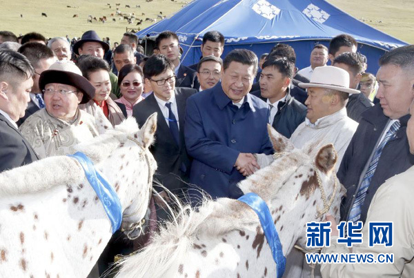 8月22日，國家主席習近平在蒙古國總統(tǒng)額勒貝格道爾吉陪同下前往烏蘭巴托市郊觀看那達慕。額勒貝格道爾吉向習近平夫婦贈送兩匹蒙古馬。習近平為兩匹馬分別取名阿爾泰和克魯倫，寓意中蒙兩國山水相連、睦鄰友好。新華社記者 鞠鵬 攝