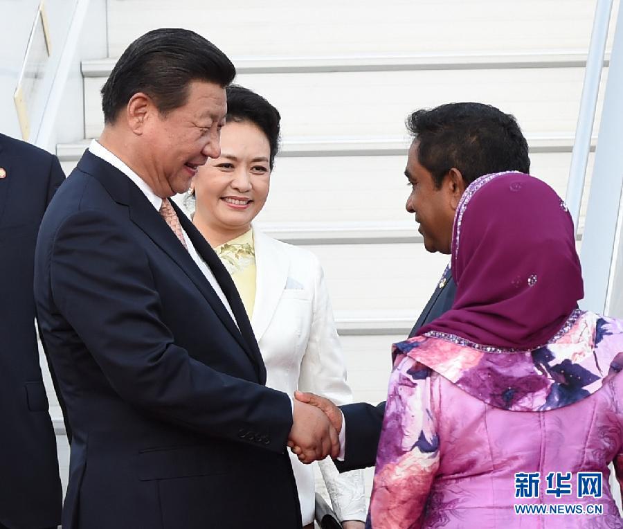 9月14日，國家主席習(xí)近平抵達(dá)馬累，開始對馬爾代夫進(jìn)行國事訪問。習(xí)近平和夫人彭麗媛在機(jī)場受到馬爾代夫總統(tǒng)亞明夫婦的熱情迎接。 新華社記者 馬占成 攝