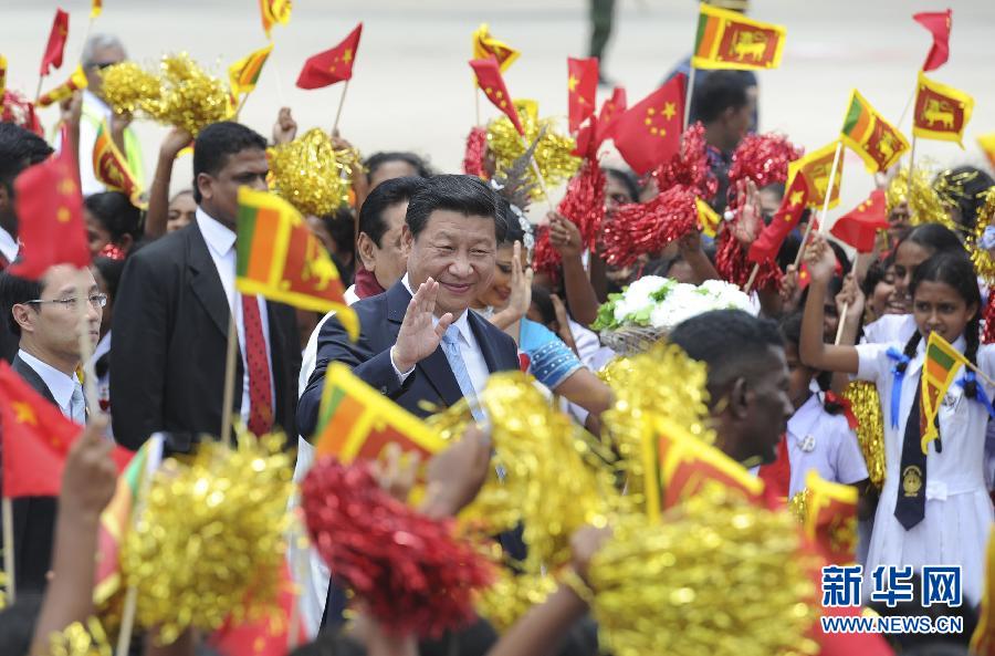  9月16日，國(guó)家主席習(xí)近平抵達(dá)科倫坡，開(kāi)始對(duì)斯里蘭卡進(jìn)行國(guó)事訪(fǎng)問(wèn)。在班達(dá)拉奈克國(guó)際機(jī)場(chǎng)，習(xí)近平和夫人彭麗媛受到拉賈帕克薩總統(tǒng)夫婦熱情迎接。新華社記者謝環(huán)馳攝 