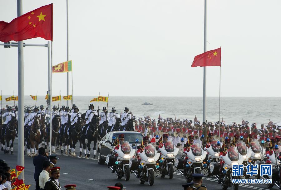 9月16日，斯里蘭卡總統(tǒng)拉賈帕克薩在科倫坡為國家主席習(xí)近平舉行盛大歡迎儀式。這是習(xí)近平和夫人彭麗媛乘坐的專車在摩托車隊和騎兵隊護(hù)衛(wèi)下駛?cè)霘g迎儀式現(xiàn)場。新華社記者謝環(huán)馳攝