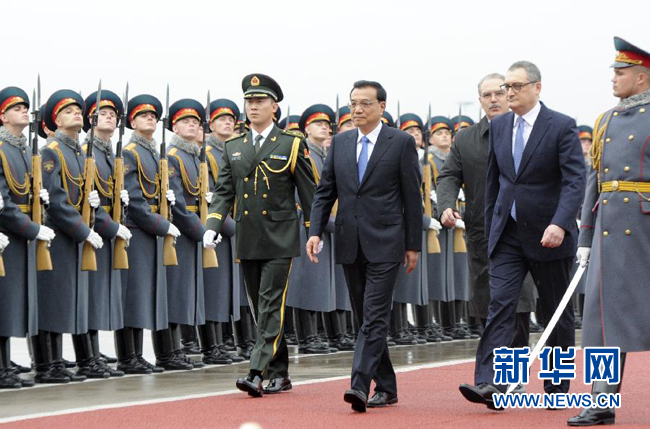 10月12日，中國國務(wù)院總理李克強(qiáng)乘專機(jī)抵達(dá)莫斯科，開始對俄羅斯進(jìn)行正式訪問并舉行中俄總理第十九次定期會晤。俄方在機(jī)場舉行隆重儀式，歡迎李克強(qiáng)總理。新華社記者 張鐸 攝