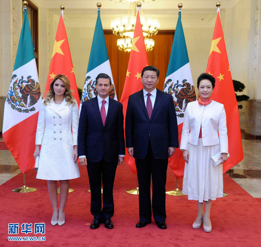 11月13日，國家主席習(xí)近平在北京人民大會堂北大廳舉行儀式，歡迎墨西哥總統(tǒng)培尼亞對中國進行國事訪問。這是習(xí)近平和夫人彭麗媛同培尼亞夫婦合影。 新華社記者 張鐸 攝