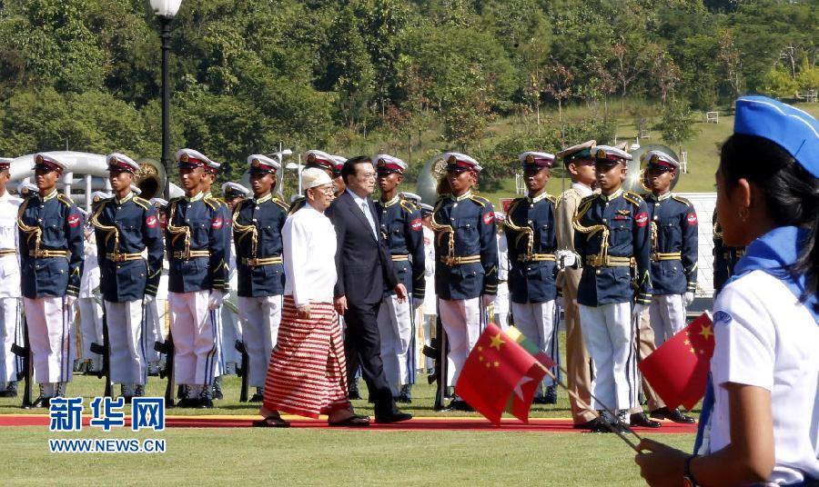 11月14日，中國(guó)國(guó)務(wù)院總理李克強(qiáng)在內(nèi)比都同緬甸總統(tǒng)吳登盛舉行會(huì)談。這是會(huì)談前，吳登盛在緬甸總統(tǒng)府前廣場(chǎng)為李克強(qiáng)舉行隆重的歡迎儀式。新華社記者 鞠鵬 攝