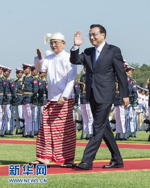 11月14日，中國(guó)國(guó)務(wù)院總理李克強(qiáng)在內(nèi)比都同緬甸總統(tǒng)吳登盛舉行會(huì)談。這是會(huì)談前，吳登盛在緬甸總統(tǒng)府前廣場(chǎng)為李克強(qiáng)舉行隆重的歡迎儀式。新華社記者 王曄 攝