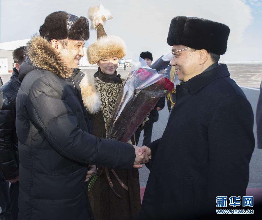 12月14日，應(yīng)哈薩克斯坦共和國(guó)總理馬西莫夫邀請(qǐng)，國(guó)務(wù)院總理李克強(qiáng)乘專(zhuān)機(jī)抵達(dá)阿斯塔納國(guó)際機(jī)場(chǎng)，開(kāi)始對(duì)哈薩克斯坦進(jìn)行正式訪問(wèn)，舉行中哈總理第二次定期會(huì)晤，并出席上海合作組織成員國(guó)政府首腦理事會(huì)第十三次會(huì)議。這是馬西莫夫到機(jī)場(chǎng)迎接李克強(qiáng)。新華社記者 黃敬文 攝