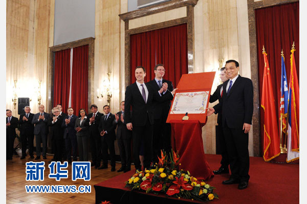 12月18日，中國國務院總理李克強在貝爾格萊德市政廳接受“貝爾格萊德榮譽市民”證書，塞爾維亞總理武契奇陪同出席。隨后，李克強同塞各界知名人士親切會見并互動交流。新華社記者 饒愛民 攝