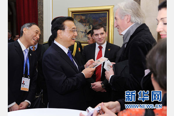 12月18日，中國國務院總理李克強在貝爾格萊德市政廳接受“貝爾格萊德榮譽市民”證書，塞爾維亞總理武契奇陪同出席。隨后，李克強同塞各界知名人士親切會見并互動交流。這是李克強同電影《瓦爾特保衛(wèi)薩拉熱窩》的演員薩馬爾季奇親切交談。新華社記者 饒愛民 攝