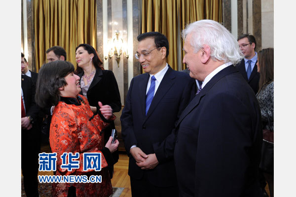 12月18日，中國國務院總理李克強在貝爾格萊德市政廳接受“貝爾格萊德榮譽市民”證書，塞爾維亞總理武契奇陪同出席。隨后，李克強同塞各界知名人士親切會見并互動交流。這是李克強同漢學家波普—采尼奇夫婦親切交談。新華社記者 饒愛民 攝