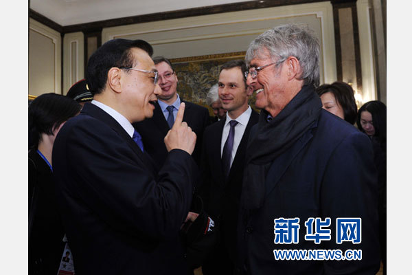 12月18日，中國國務院總理李克強在貝爾格萊德市政廳接受“貝爾格萊德榮譽市民”證書，塞爾維亞總理武契奇陪同出席。隨后，李克強同塞各界知名人士親切會見并互動交流。這是李克強同著名足球教練米盧蒂諾維奇親切交談。新華社記者 饒愛民 攝