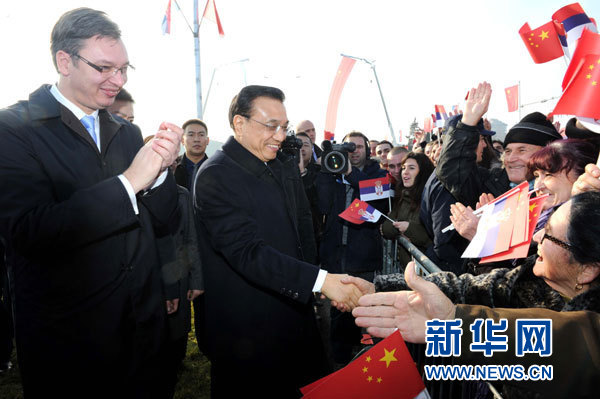 12月18日，中國國務院總理李克強在貝爾格萊德同塞爾維亞總理武契奇共同出席貝爾格萊德跨多瑙河大橋竣工儀式。這是李克強在儀式現場同塞爾維亞群眾親切握手。新華社記者 饒愛民 攝