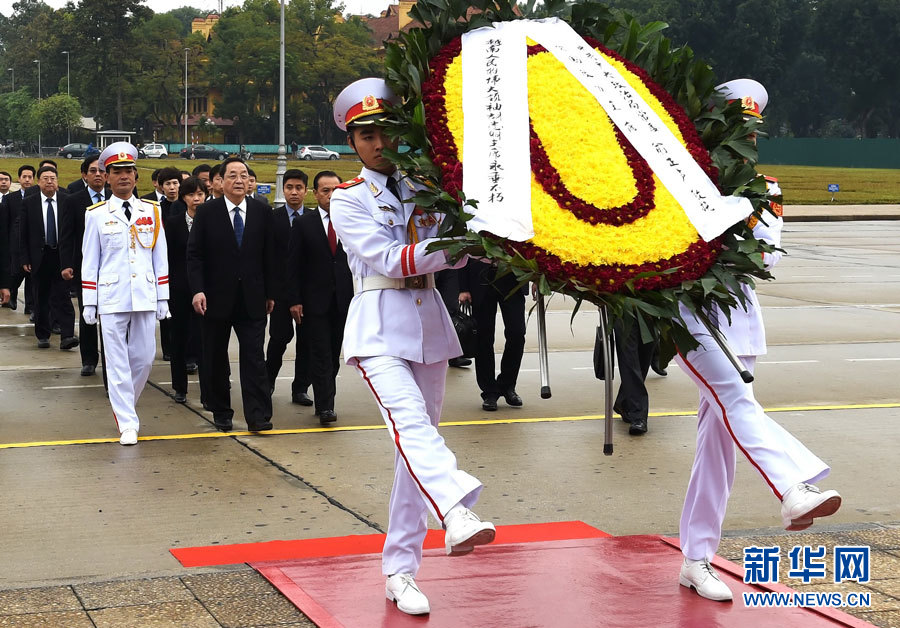 12月25日至27日，中共中央政治局常委、全國政協(xié)主席俞正聲對越南進(jìn)行正式訪問。 這是12月27日，俞正聲在河內(nèi)瞻仰胡志明主席陵。新華社記者劉建生攝