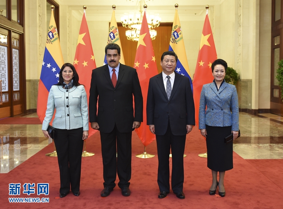 1月7日，國(guó)家主席習(xí)近平在北京人民大會(huì)堂會(huì)見委內(nèi)瑞拉總統(tǒng)馬杜羅。這是會(huì)見前，習(xí)近平和夫人彭麗媛同馬杜羅夫婦合影。 新華社記者 張鐸 攝