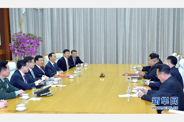 10月9日，中共中央政治局常委、中央書記處書記劉云山在平壤百花園迎賓館會見朝鮮勞動黨第一書記金正恩。 新華社記者 李濤 攝 