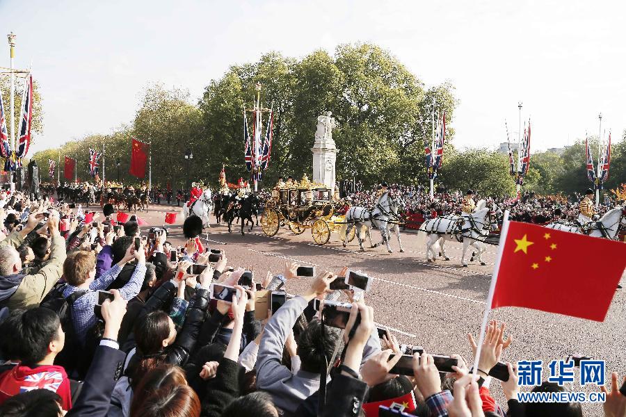 這是習(xí)近平和夫人彭麗媛在女王夫婦陪同下，乘坐皇家馬車前往白金漢宮下榻。新華社記者 周磊 攝