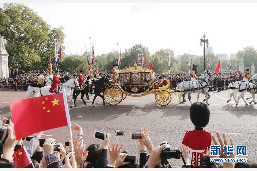 這是習(xí)近平和夫人彭麗媛在女王夫婦陪同下，乘坐皇家馬車前往白金漢宮下榻。新華社記者 周磊 攝