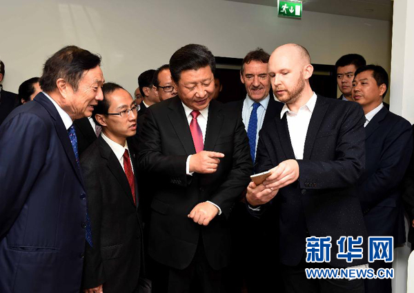 10月21日，國家主席習(xí)近平在倫敦參觀華為英國公司。 新華社記者 饒愛民 攝