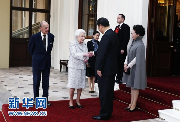 10月22日，國家主席習近平和夫人彭麗媛離開白金漢宮。離開前，英國女王伊麗莎白二世和丈夫菲利普親王專門前來同習近平夫婦親切話別。新華社記者 鞠鵬 攝