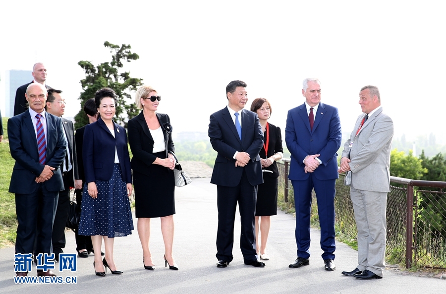 6月17日，中國(guó)國(guó)家主席習(xí)近平和夫人彭麗媛在塞爾維亞總統(tǒng)尼科利奇夫婦陪同下參觀具有悠久歷史的貝爾格萊德卡萊梅格丹公園。 新華社記者 馬占成 攝