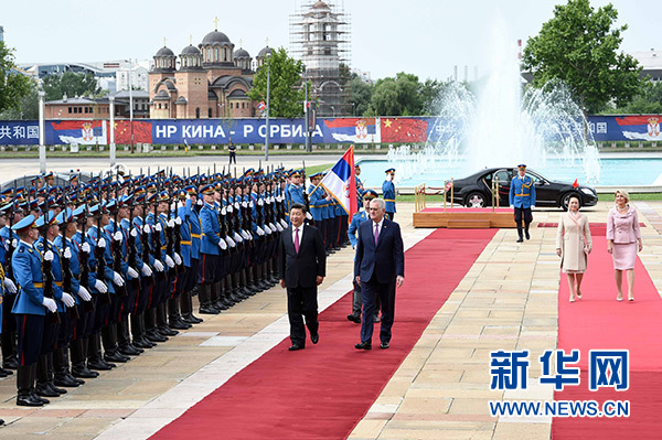 6月18日，國(guó)家主席習(xí)近平出席塞爾維亞總統(tǒng)尼科利奇在貝爾格萊德舉行的隆重歡迎儀式。 新華社記者饒愛(ài)民攝