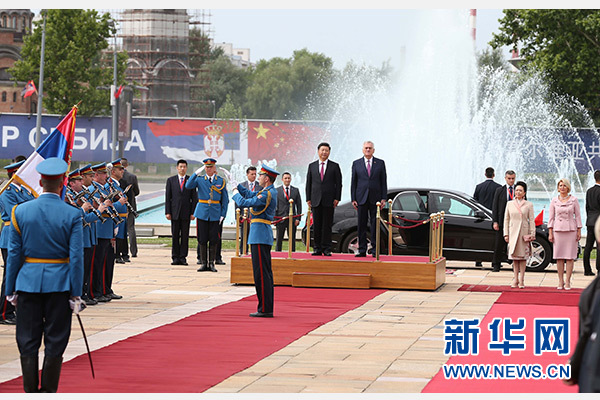  6月18日，國(guó)家主席習(xí)近平出席塞爾維亞總統(tǒng)尼科利奇在貝爾格萊德舉行的隆重歡迎儀式。 新華社記者馬占成攝