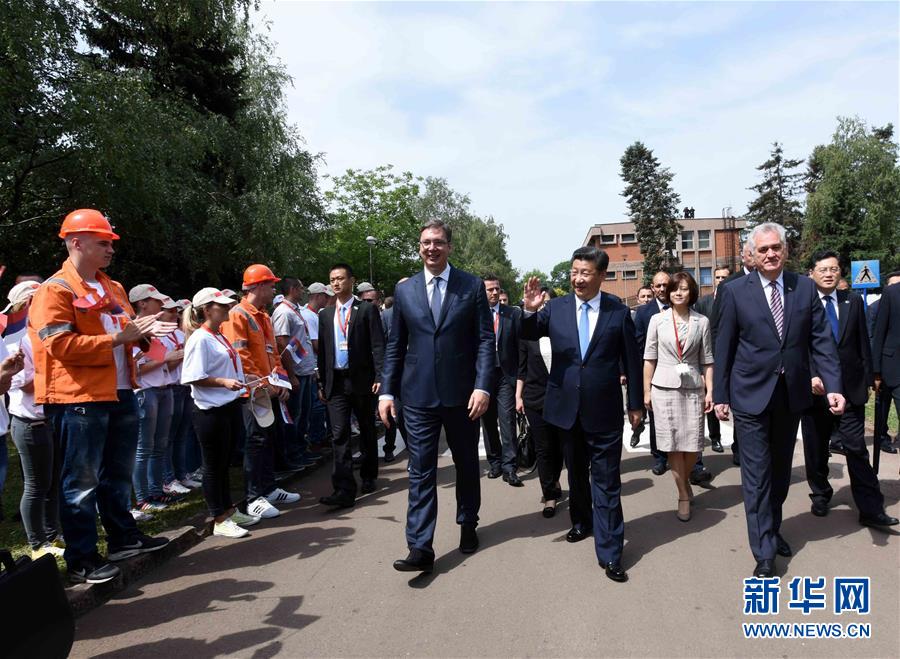 6月19日上午，國(guó)家主席習(xí)近平在貝爾格萊德參觀河鋼集團(tuán)塞爾維亞斯梅代雷沃鋼廠。習(xí)近平抵達(dá)時(shí)，塞爾維亞總統(tǒng)尼科利奇、總理武契奇在停車(chē)處熱情迎接。鋼廠工人和家屬、當(dāng)?shù)厥忻駭?shù)千人夾道歡迎。新華社記者 饒愛(ài)民 攝