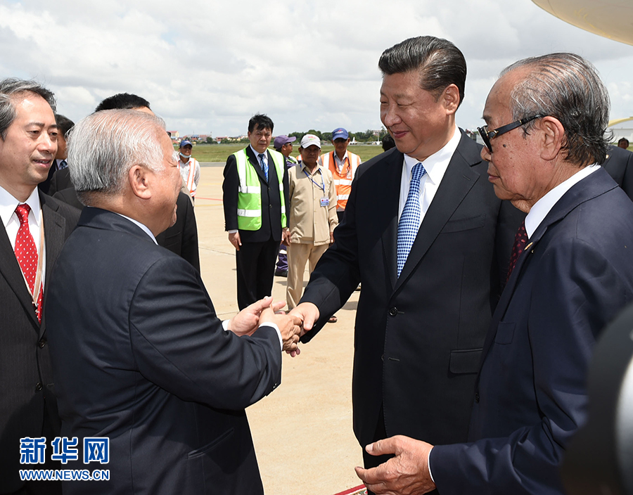 10月13日，國家主席習(xí)近平乘專機(jī)抵達(dá)金邊國際機(jī)場，開始對柬埔寨王國進(jìn)行國事訪問。柬埔寨副首相兼王宮事務(wù)大臣貢桑奧親王和夏卡朋親王、阿倫公主等在舷梯旁熱情迎接習(xí)近平主席。新華社記者　謝環(huán)馳　攝