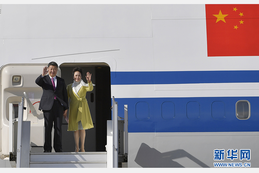 當(dāng)?shù)貢r(shí)間11月17日，國(guó)家主席習(xí)近平乘專(zhuān)機(jī)抵達(dá)基多，開(kāi)始對(duì)厄瓜多爾共和國(guó)進(jìn)行國(guó)事訪問(wèn)。這是習(xí)近平與夫人彭麗媛向歡迎人群揮手致意。新華社記者 王曄 攝 