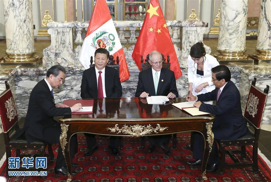 11月21日，國(guó)家主席習(xí)近平在利馬同秘魯總統(tǒng)庫(kù)琴斯基舉行會(huì)談。會(huì)談后，兩國(guó)元首見(jiàn)證《中華人民共和國(guó)政府與秘魯共和國(guó)政府2016年至2021年共同行動(dòng)計(jì)劃》等文件的簽署。新華社記者 龐興雷 攝