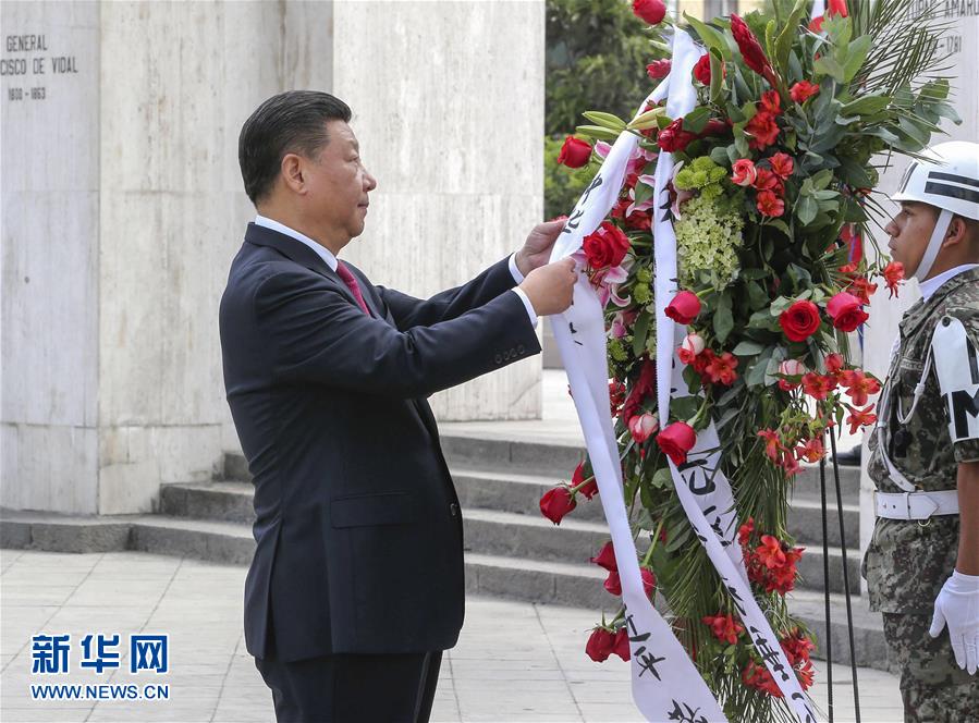 11月21日，國(guó)家主席習(xí)近平在利馬同秘魯總統(tǒng)庫(kù)琴斯基舉行會(huì)談。會(huì)談前，在庫(kù)琴斯基夫婦陪同下，習(xí)近平和彭麗媛向秘魯獨(dú)立先驅(qū)紀(jì)念碑敬獻(xiàn)花圈。新華社記者 丁林 攝