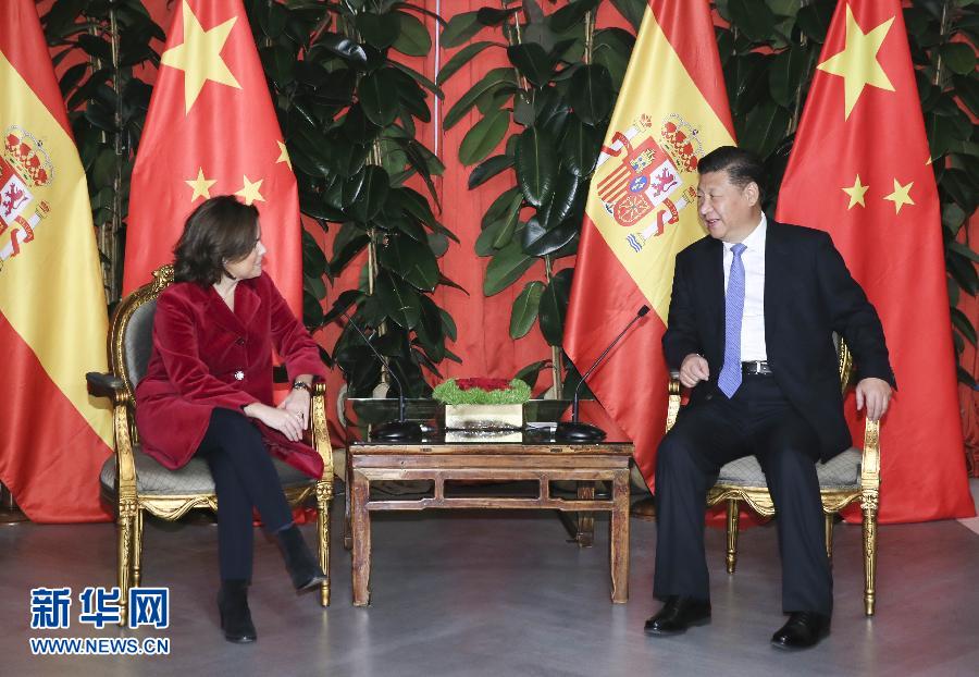 11月24日，國家主席習(xí)近平在西班牙大加那利島會見西班牙副首相薩恩斯。 新華社記者 蘭紅光 攝