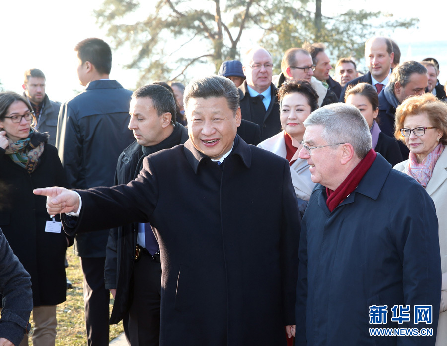 1月18日，國(guó)家主席習(xí)近平在瑞士洛桑國(guó)際奧林匹克博物館會(huì)見(jiàn)國(guó)際奧林匹克委員會(huì)主席巴赫。這是會(huì)見(jiàn)后，習(xí)近平和夫人彭麗媛在巴赫主席夫婦陪同下，參觀國(guó)際奧林匹克博物館。新華社記者 姚大偉 攝