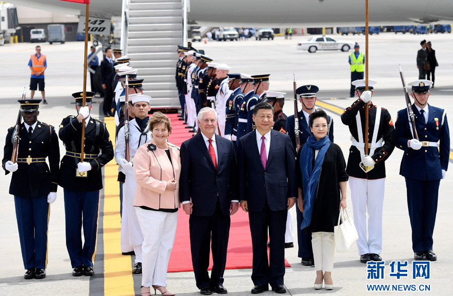 4月6日，國家主席習近平乘專機抵達美國佛羅里達州，將在海湖莊園同美國總統(tǒng)特朗普舉行中美元首會晤。習近平和夫人彭麗媛受到美國國務卿蒂勒森夫婦等熱情迎接。新華社記者 吳曉凌 攝